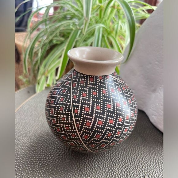Mata Ortiz Pottery | Handmade Painted and Etched small vase by Tati Ortiz - Picture 5 of 7